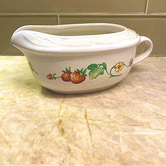 Pfaltzgraff Other - Pfaltzgraff Berry Basket Gravy Boat.  Made in USA